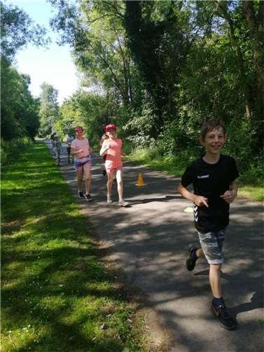 Bei sonnigem Wetter absolvierten die sportlichen Schüler der Grundschule sieben verschiedene Stationen rund um das Schulgebäude. Foto: privat