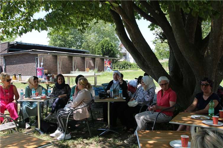 Bei sonnigem Wetter bot das Begegnungscafé im Bürgerpark Frauen die Möglichkeit zum Erfahrungsaustausch.  Fotos: Violeta Jasiqi