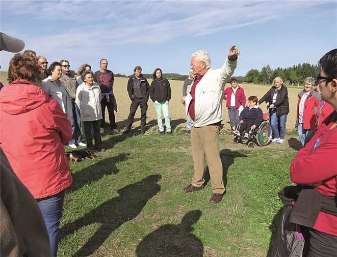 Bei sonnigem Wetter folgten etwa 30 Teilnehmer den Ausführungen von Karl Schneider. Privat