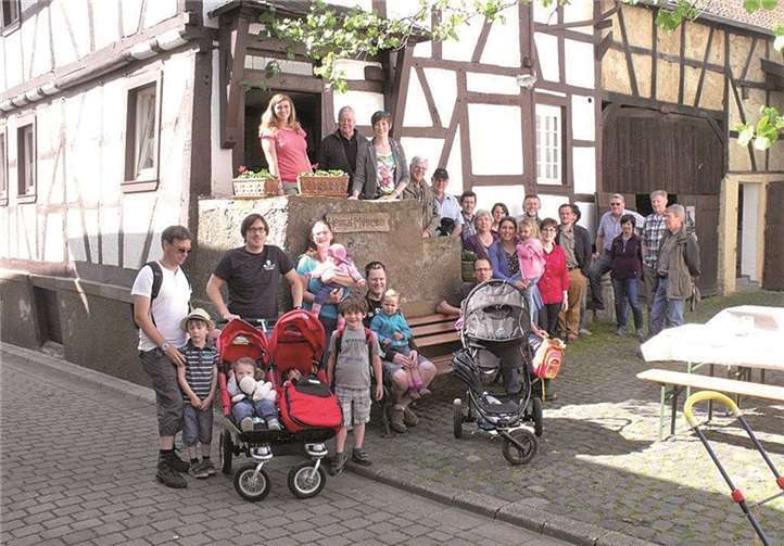 Bei sonnigem Wetter führte Georg Plath die gut gelaunte Wandergruppe durch die Waldorfer Gemarkung. WER