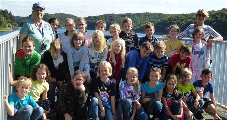 Bei sonnigem Wetter fuhren die Viertklässler mit ihrer Klassenlehrerin Heike Gratz-Wüllner und ihrer ehemaligen Lehrerin Renate Clasen als Begleitung im Bonn-Touren Cabrio-Bus zur Wahnbachtalsperre.privat