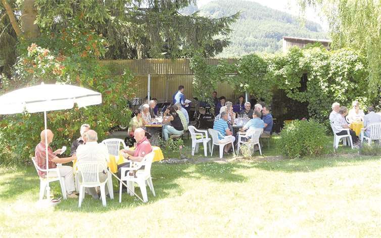 Bei sonnigem Wetter saß man häufig in gemütlicher Runde beisammen und feierte die Kirmes.  Privat