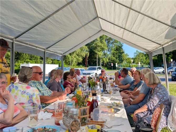 Bei sonnigem Wetter trafen sich zahlreiche Picknickbegeisterte zum gemeinsamen Essen. Foto: Rebecca Eckart