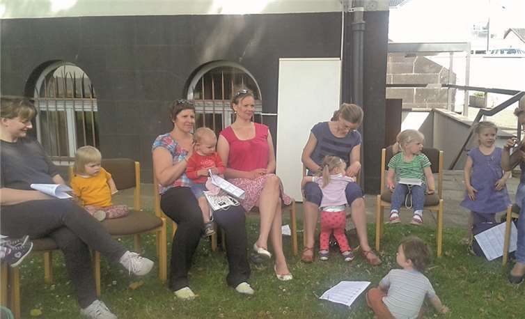 Bei sonnigem Wetter wurde der Krabbelgottesdienst im Kirchgarten abgehalten.privat