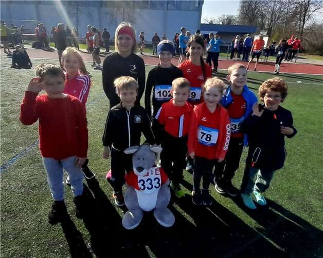 Bei sonnigen Temperaturen gingen die jungen LäuferInnen in Urmitz beim 40. Volkslauf an den Start und erzielten gute Ergebnisse. Foto: privat