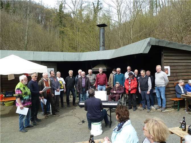 Bei sonnigen Wetter begrüßte die Chorgemeinschaft Dattenberg/Leubsdorf viele Besucher bei ihrem Grillfest am Ostermontag an der Grillhütte in Leubsdorf. Foto: privat