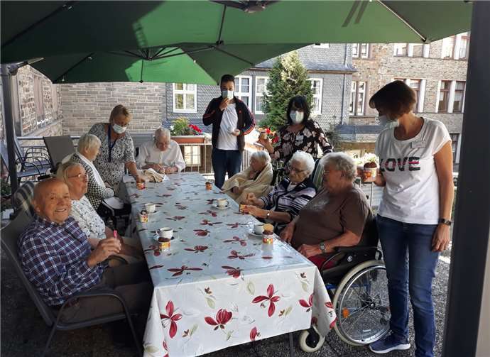 Bei spätsommerlichen Temperaturen bereitete der Förderverein St. Josef e.V. den Bewohnern und Mitarbeitern des Seniorenheimes St. Josef eine kühle Erfrischung.Foto: privat