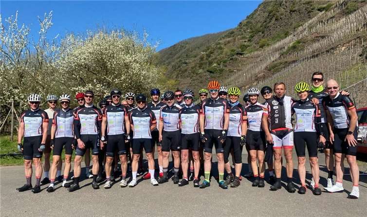 RSC Untermosel fährt 300 km entlang der Mosel in den Frühling Bei starkem Gegenwind auf den letzten 100 km betrug die Fahrzeit 9 Stunden und 31 Minuten, was einer Durchschnittsgeschwindigkeit von über 31km/h entspricht. Foto: privat