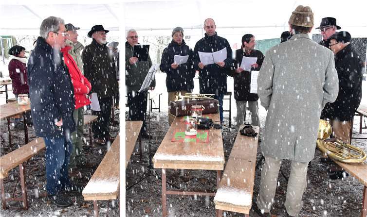Bei starkem Schneefall eröffnete die Gesangsgruppe„Romeos“ das Programm des Weihnachtsmarktes.