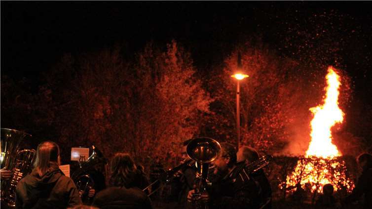 Bei stimmungsvoller Musik und großemFeuer klang der Vettelschosser Martinszug aus.