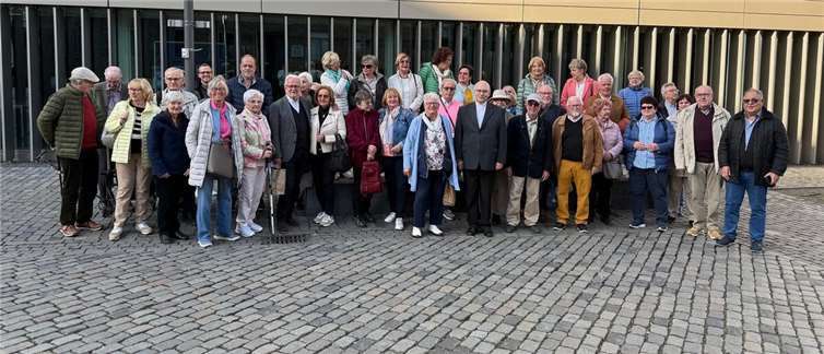 Bei strahlend blauem Himmel, aber niedrigen Temperaturen starteten fast 50 Mitglieder, Freundinnen und Freunde des Förderkreises Abtei Sayn am 9. April vom Sayner Schloss aus zur ersten Fahrt des Jahres nach Aachen. Foto: Günther Bomm