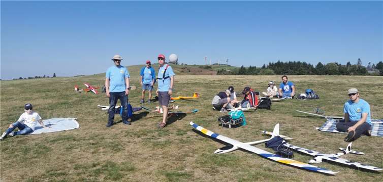 Bei strahlend blauem Himmel, also bestem Flugwetter, trafen die Modellflugpiloten des MFC am frühen Vormittag auf dem Flugfeld der Wasserkuppe ein.