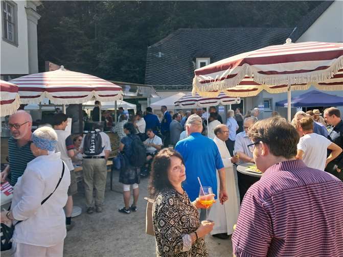 Bei strahlend blauem Himmel fand das erste gemeinsame Fest der Pfarreiengemeinschaft Bendorf rund um die Abtei Sayn statt. Fotos: privat