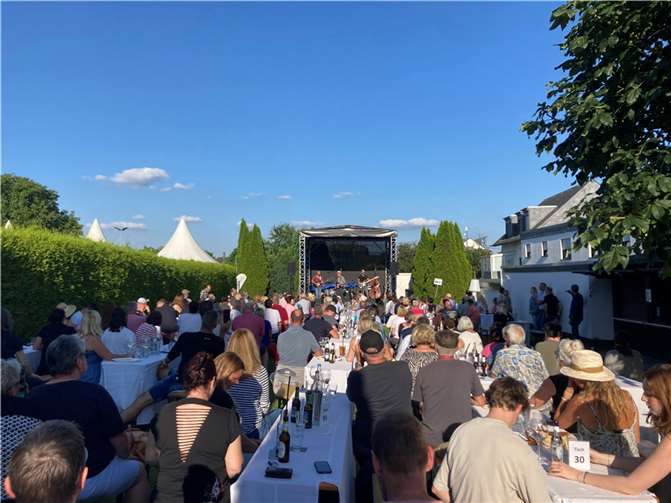 Bei strahlend blauem Himmel konnte gute Musik genossen werden.  Foto: privat