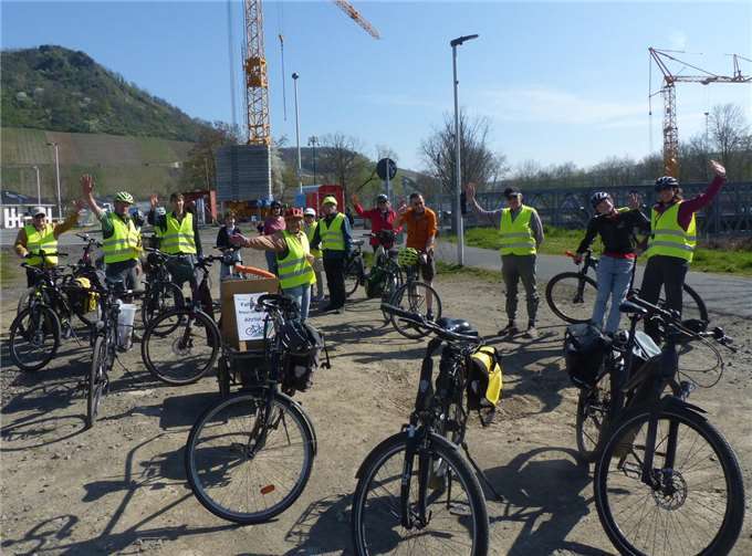 Bei strahlend blauem Himmel trafen sich am Samstag, 5. April die aktiven Radlerinnen und Radler der Demo für ein fahrradfreundliches Ahrtal am Bahnhof Bad Neuenahr. Foto: privat