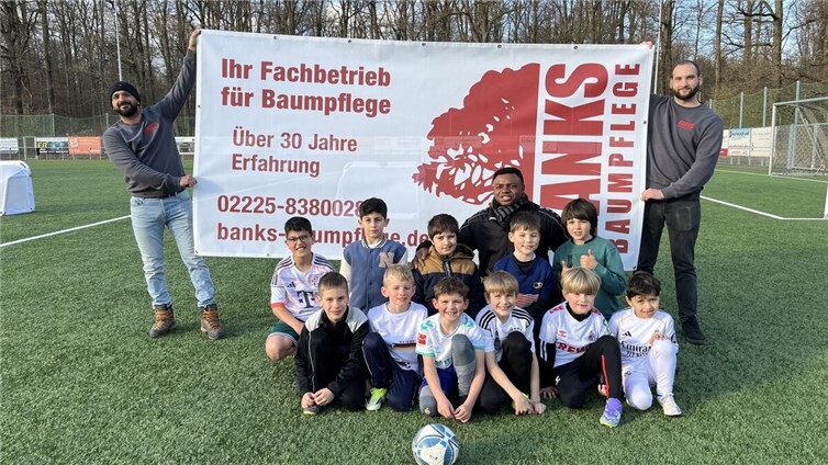 Bei strahlendem Frühlingswetter fand am Nachmittag des 27.03.2026 auf dem Sportplatz des SV Alemannia Adendorf 1920 e.V. (SVA) die Übergabe eines neuen Werbebanners an den Fußballverein statt. Foto: privat