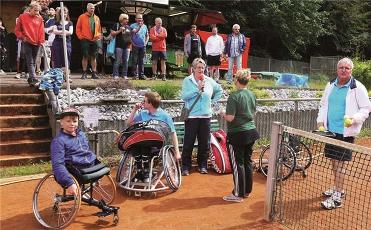 Bei strahlendem Sonnenschein beeindruckten die Rolli-Tennisspieler die Zuschauer. privat