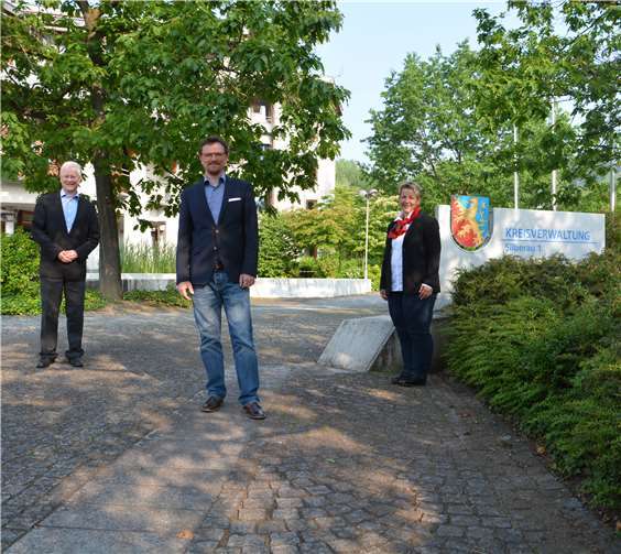 Bei strahlendem Sonnenschein begrüßten der Lahntal-Verbandsvorsteher Frank Puchtler und Tanja Steeg, Geschäftsführerin der Wirtschaftsförderungs-Gesellschaft , den neuen Geschäftsführer des Lahntal Tourismus Verband e. V., Philipp Borchardt.Quelle: Rhein-Lahn-Kreis