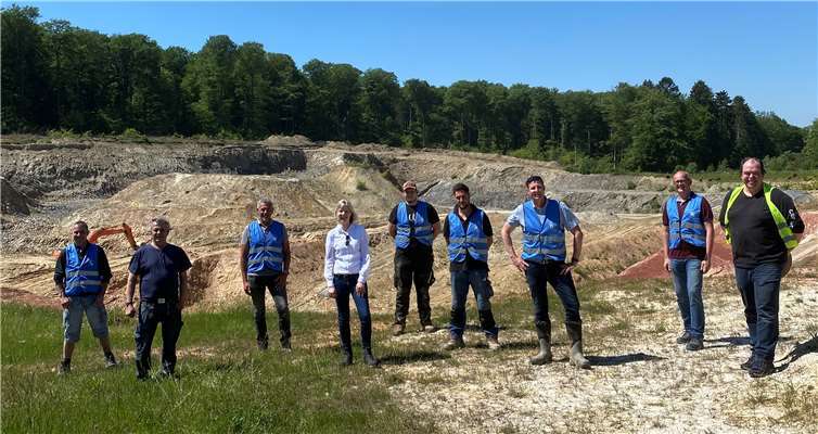 Bei strahlendem Sonnenschein besichtigte die Westerwälder CDU-Landtagsabge-ordnete Jenny Groß die Tongrube Mehl der Firma Hubert Gerharz GmbH Tonberg-bau in Nentershausen.Foto: privat