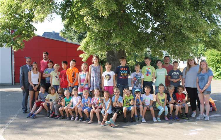 Bei strahlendem Sonnenschein besuchte der Erste Beigeordnete Andree Stein die Ferienkinder und ihre Betreuer/innen in der Joseph-Kehrein-Schule. privat