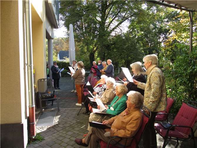 Bei strahlendem Sonnenschein erfreuten gleich zwei Chöre die anwesenden Besucher mit Ihrem Gesang. Foto: privat