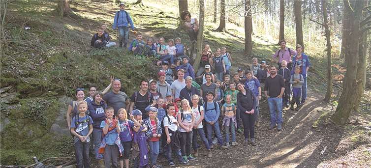 Bei strahlendem Sonnenschein erkundeten die 39 Kinder die felsige Ruppertsklamm. privat