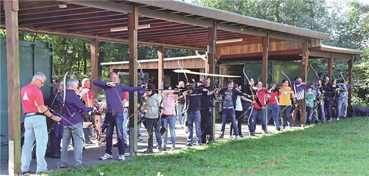 Bei strahlendem Sonnenschein fand sich am Morgen des 3. Oktober die Rekordzahl von 42 Bogenschützen auf der Anlage des Archery Team Vettelschoß ein.privat