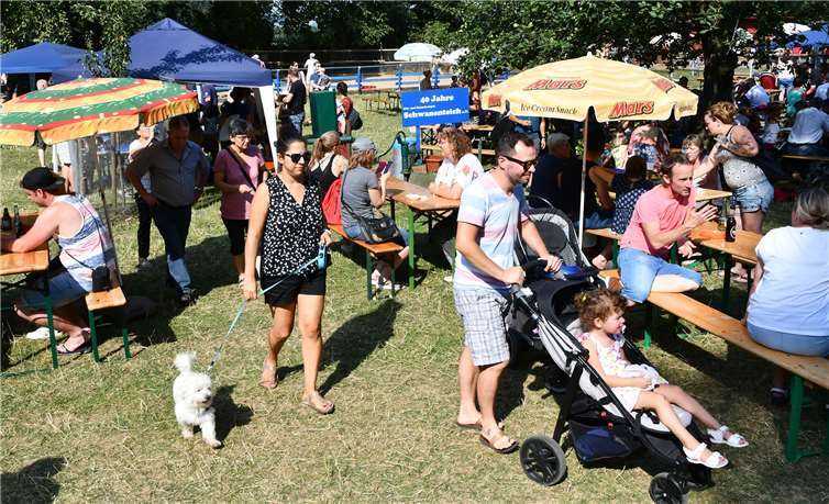 Bei strahlendem Sonnenschein fanden viele Sinziger, aber auch Gäste von auswärts und Radausflügler den Weg auf das Gelände der Tier- und Naturfreunde.
