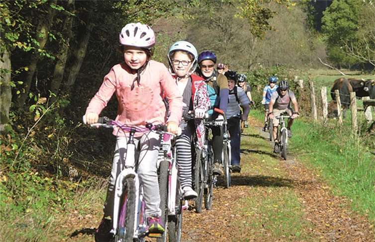 Bei strahlendem Sonnenschein ging es durch das schöne, herbstliche Grenzbachtal. privat