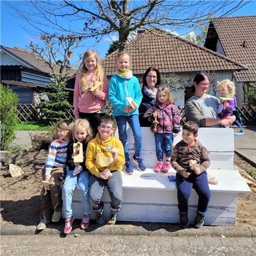 Bei strahlendem Sonnenschein gingen die Kinder und einige Erwachsene um 12 Uhr laut kleppernd durch Gering. Foto: privat