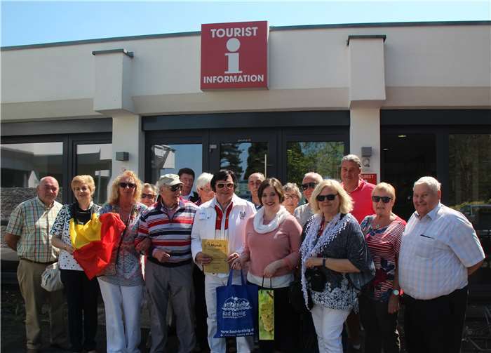Bei strahlendem Sonnenschein im Kurpark vor der Tourist-Information: Die belgische Reisegruppe. Fotos: KMI