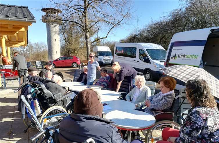 Bei strahlendem Sonnenschein konnte man auf der Terrasse der Cäciliahütte den Tag genießen.Foto: privat