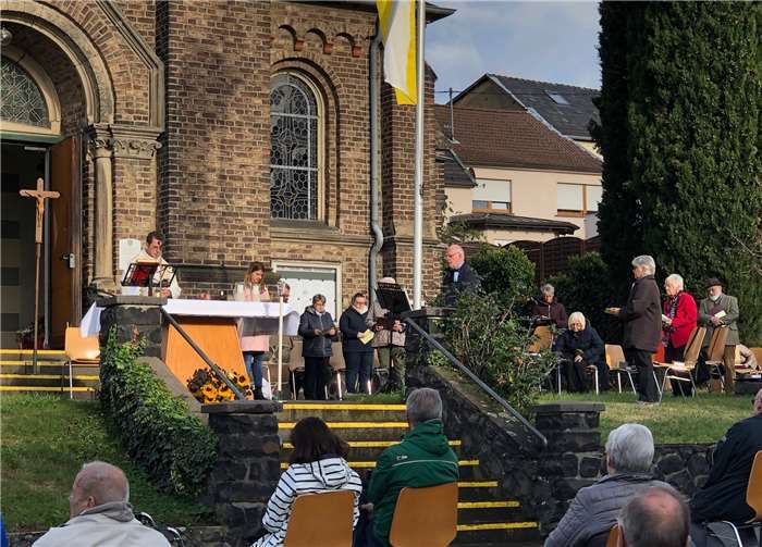 Bei strahlendem Sonnenschein konnten die Gläubigen gemeinsam mitden diesjährigen Weinmajestäten den Gottesdienst trotz herbstlicher Temperaturen genießen.