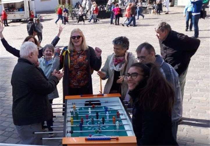 Bei strahlendem Sonnenschein ließen sich die Teilnehmer ein spannendes Kicker-Match auf dem Domfreihof.privat