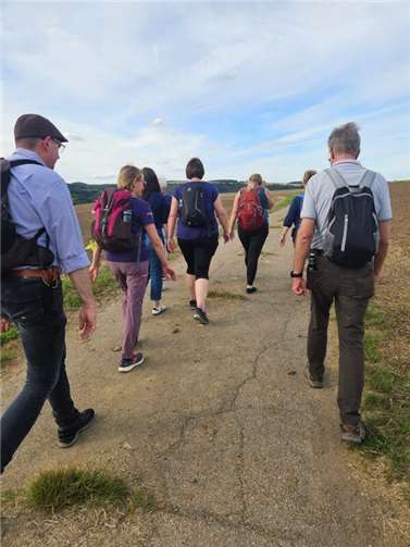 Bei strahlendem Sonnenschein machte sich die Möhnengruppe schließlich auf und wanderte durch Feld und Wiesen