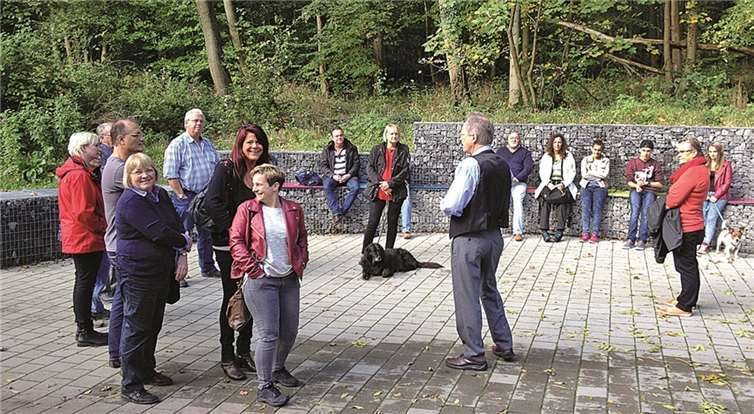 Bei strahlendem Sonnenschein machten sich die SPDler zu einem Spaziergang durch die Natur auf. privat