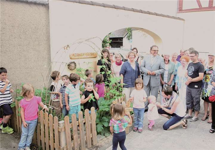 Bei strahlendem Sonnenschein nahm man den „Kinder Garten“ in Augenschein.WER