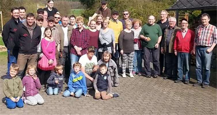 Bei strahlendem Sonnenschein nahmen die Helfer noch einen Imbiss zu sich. privat