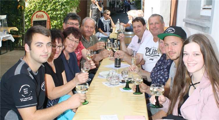 Bei strahlendem Sonnenschein nahmendie Besucher auch gerne in den malerischen Gassen Platz. Fotos: TE