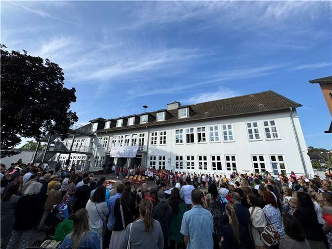 Bei strahlendem Sonnenschein präsentierten die Zweitklässler das Programm für die neuen Schulkinder. Fotos: privat