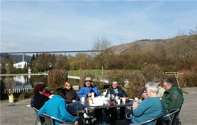 Bei strahlendem Sonnenschein stärkten sich die Helfer auf Einladung des Fördervereins zur Erhaltung des Winninger Freibads mit einem Frühstück. privat