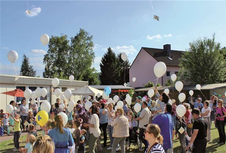 Bei strahlendem Sonnenschein stiegen die Luftballons in die Höhe.