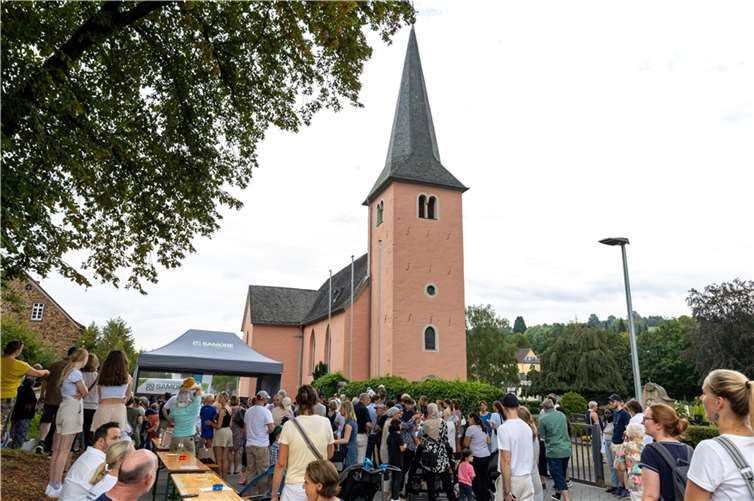Bei strahlendem Sonnenschein strömten mehrere hundert Besucher auf die sanierte Mehlemer Straße, genossen beste Verpflegung und die Angebote der Vereine, der Schule und der Kitas. Fotos: CEW