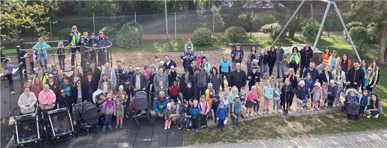 Bei strahlendem Sonnenschein trafen sich die Familien und Erzieher der kommunalen Kindertagesstätte „Arche Noah“ auf dem Spielplatz vor der Kita und starteten gut gelaunt zur diesjährigen Familienwanderung. Quelle: VG Weißenthurm