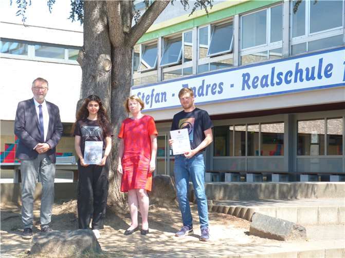 Bei strahlendem Sonnenschein und am 75. Verfassungstag des Landes Rheinland-Pfalz präsentierten die Vertreterin der Schülerschaft, Sena Askar, Rektorin Bettina Stenz und Personalrat Hannes Kuhn dem Schulaufsichtsbeamten Ralf Groß die Urkunde zur Zertifizierung der drei Sterne im Projekt „Bildung für nachhaltige Entwicklung“, die am 4. Mai 2022 den Vertretern der Stefan Andres Realschule plus Unkel in Rheinböllen von der Staatsministerin Frau Dr. Hubig, überreicht wurde. Foto: privat