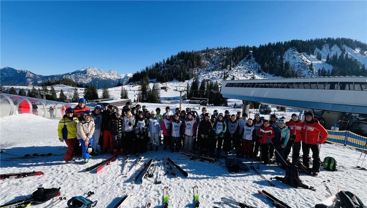 Bei strahlendem Sonnenschein und guten Schneebedingungen konnten die Schülerinnen und Schüler in den folgenden Tagen ihr Skikönnen kontinuierlich verbessern.Foto: Daniel Altenhofen