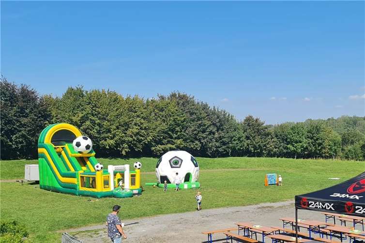 Bei strahlendem Sonnenschein vergnügten sich Groß und Klein auf dem Sommerfest.  Foto: Kreisverwaltung/Nina Gerlitzki