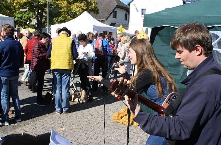 Bei strahlendem Sonnenschein war auch für das leibliche Wohl und Musikunterhaltung gut gesorgt.