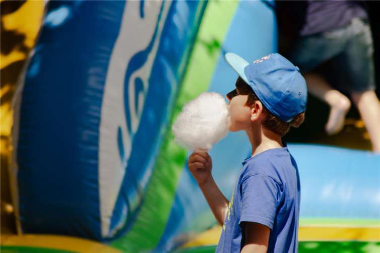 Bei strahlendem Sonnenschein wurde Zuckerwatte genossen (Foto: Nina Wambach)