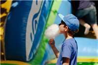 Bei strahlendem Sonnenschein wurde Zuckerwatte genossen (Foto: Nina Wambach)